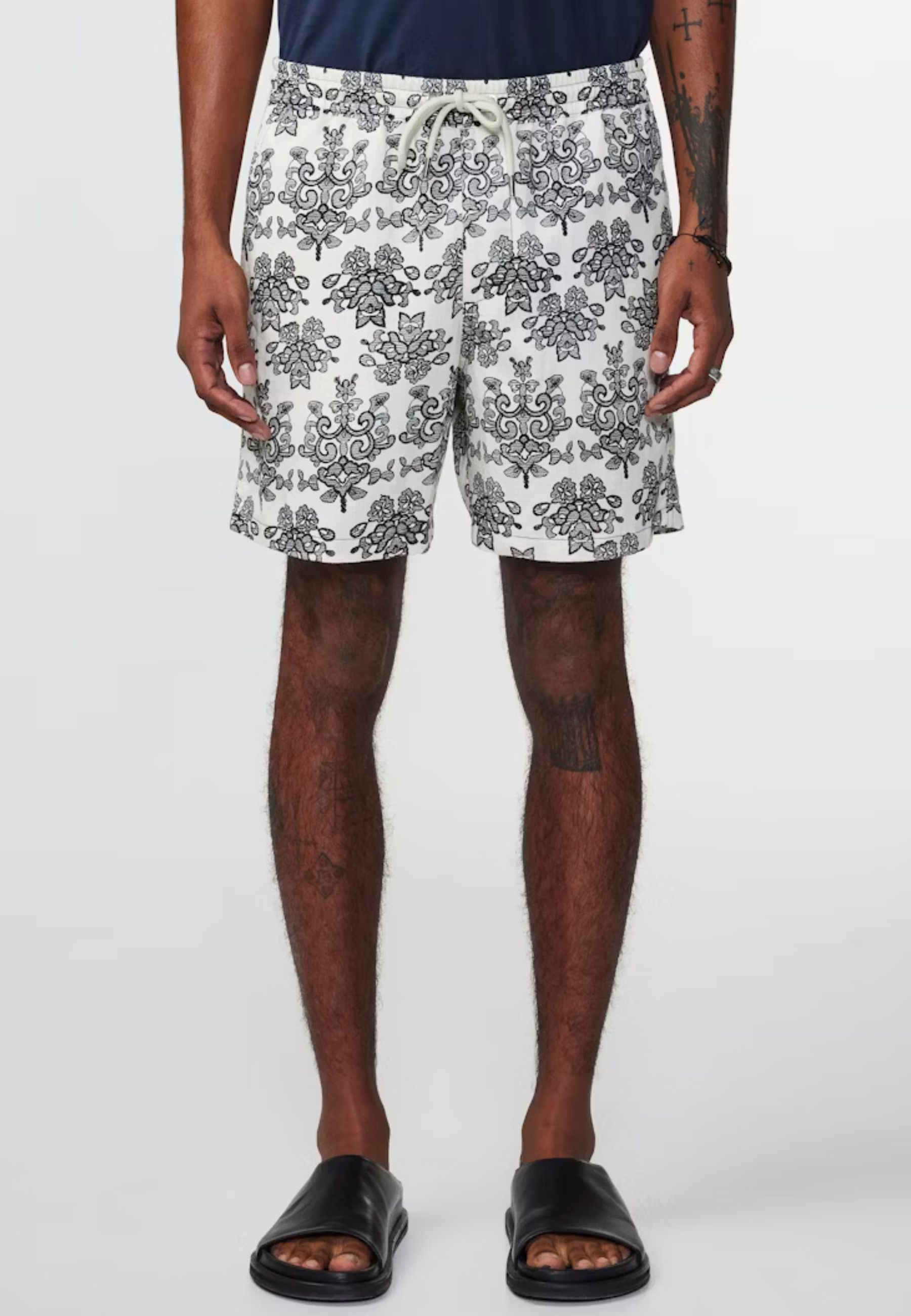 No Nationality Gregor Shorts Off White 5210